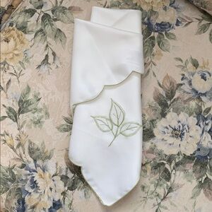 (4) Blossoms & Blooms Polyester Luxurious Satin Feel & Sheen Table Scarves Naps